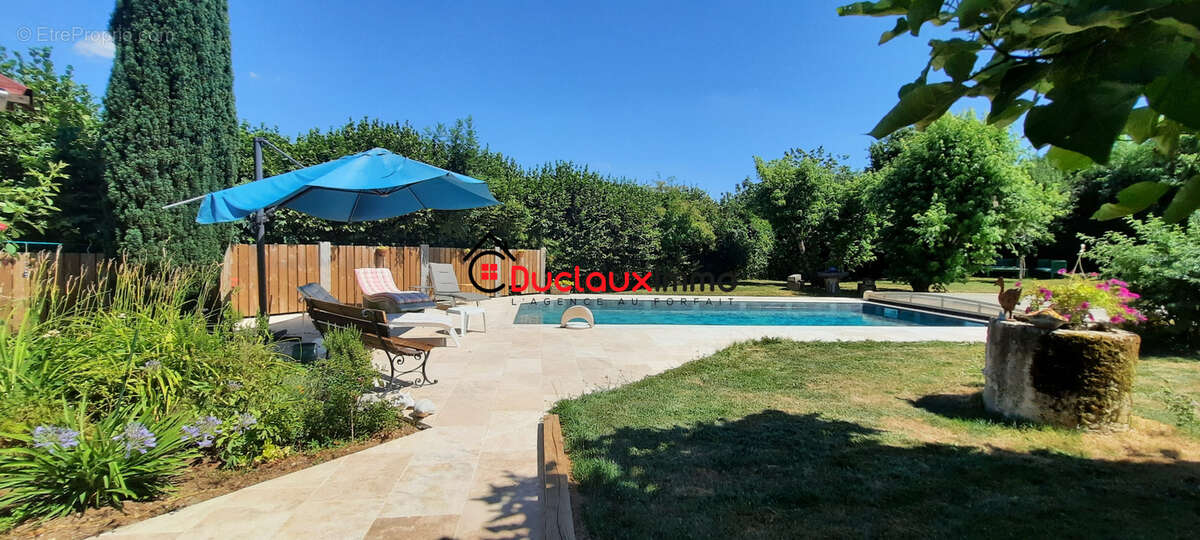 Grande maison individuelle de plain-pied avec piscine et vaste terrain arboré - photo 16