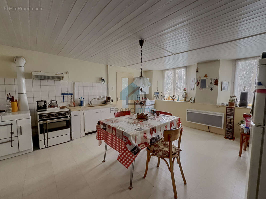 Maison à MONTECHEROUX