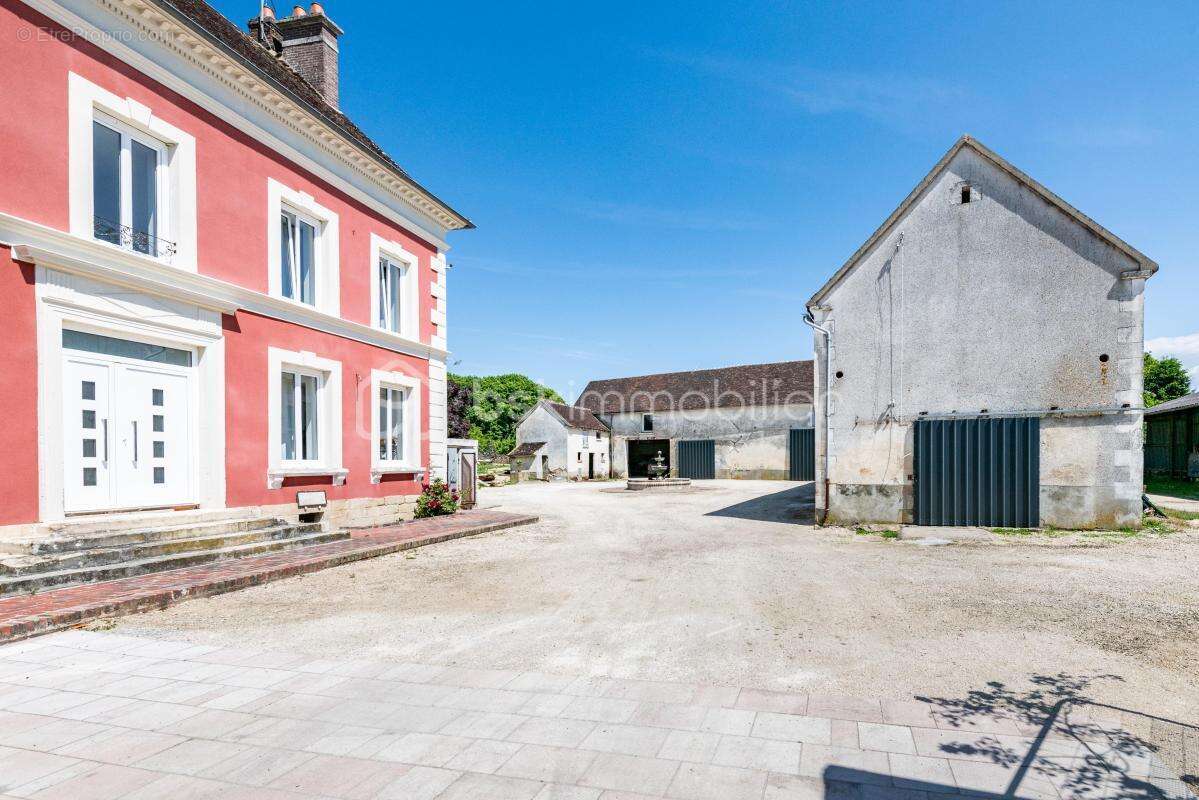 Magnifique maison de maître du 19 ème siècle, entièrement rénovée avec son incroyable caveau et ses multiples dépendances ! - photo 3