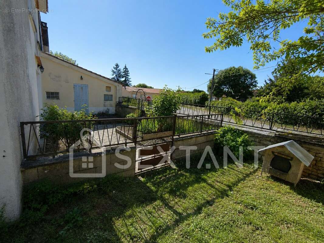 Maison de 120 m²  à rénover  4 chambres  grandes dépendances - photo 16