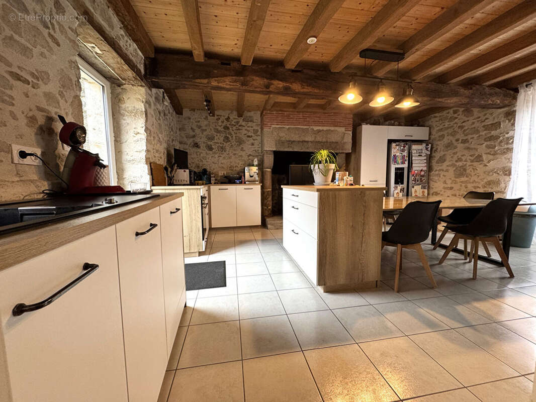Maison à BEAULIEU-SOUS-LA-ROCHE