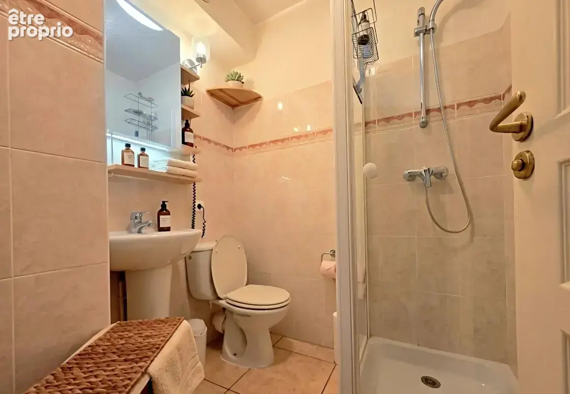 Appartement rez-de-jardin meublé à vendre à la frontière du piétonnier de sanary-sur-mer - photo 5