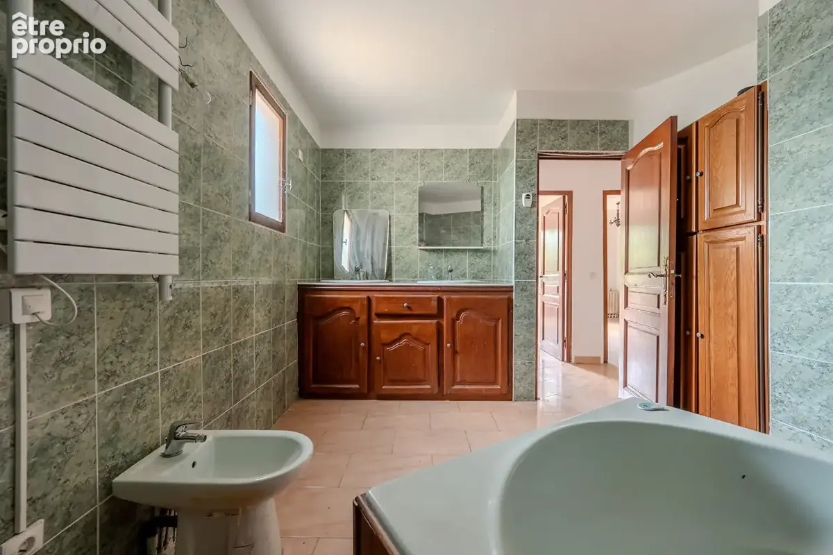 Propriété de 523 m² à rénover, terrain plat  5900m² à 15min d'Aix en Provence - photo 5