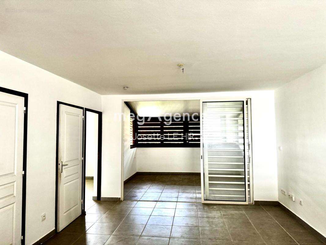 Appartement à REMIRE-MONTJOLY
