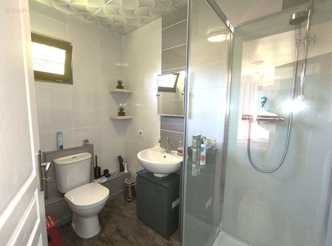 HAUTE-VIENNE - Charmant bungalow rénové offrant une vue imprenable sur le château et doté de 4 600 m² de jardins privésMaison  3 - photo 8