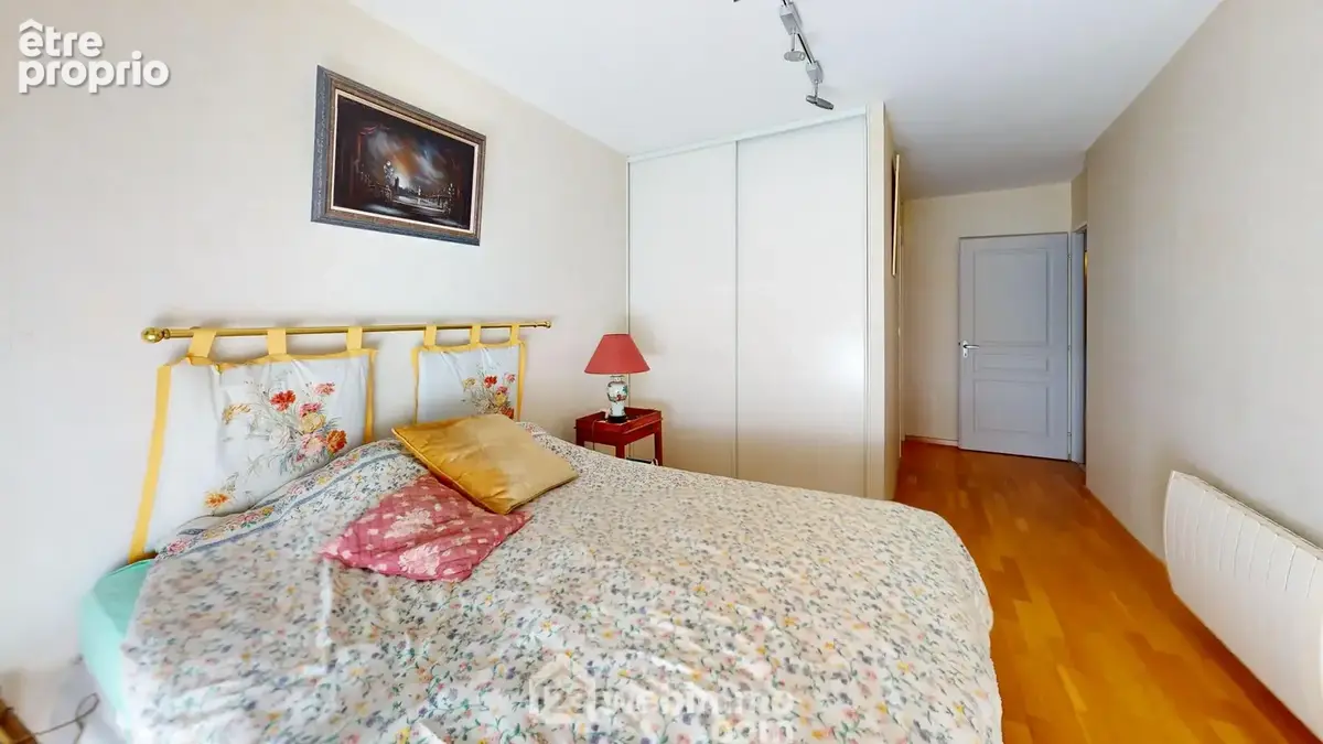 Chambre avec salle de douche au rez-de-chaussée.