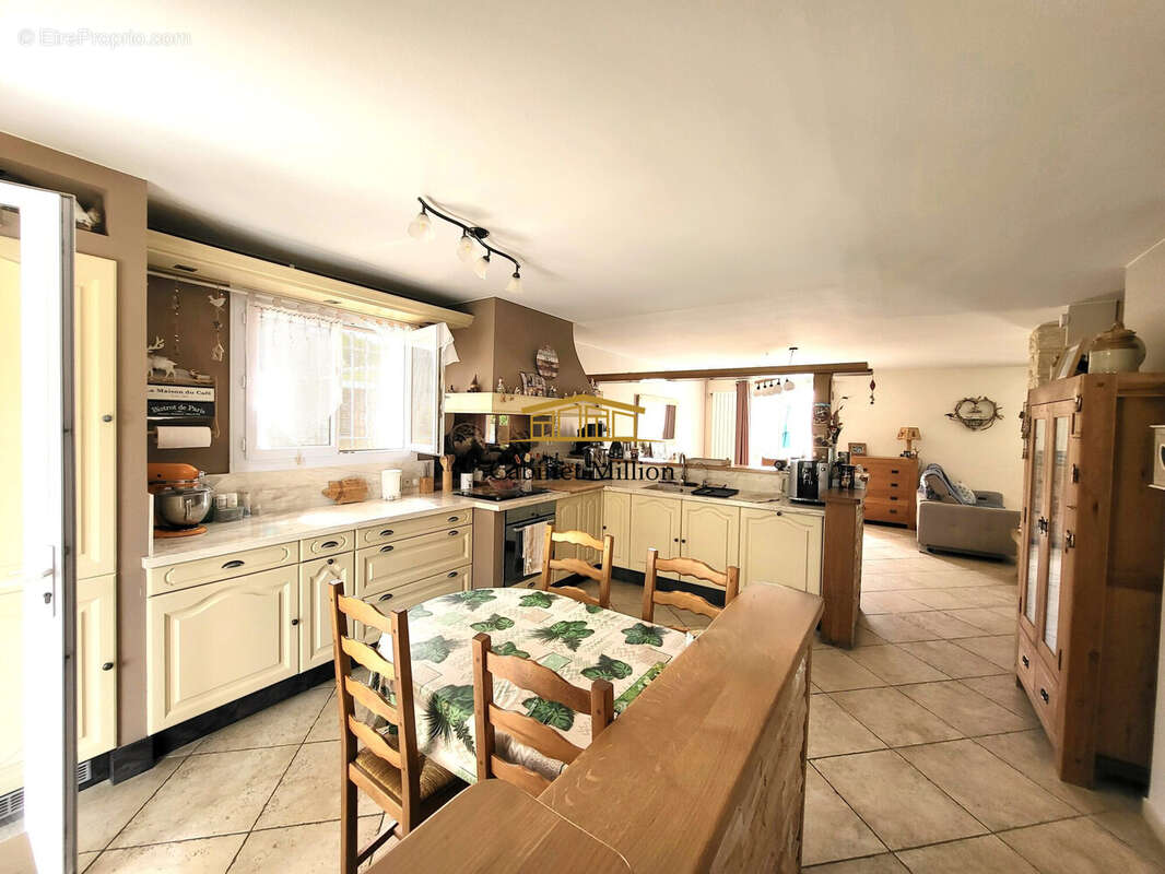 Maison à VIC-LA-GARDIOLE