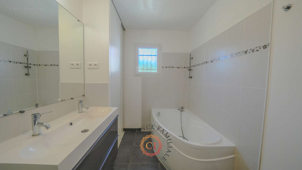 Maison de plain pied de 2013 sur une belle parcelle de 1500m2 de terrain - photo 7