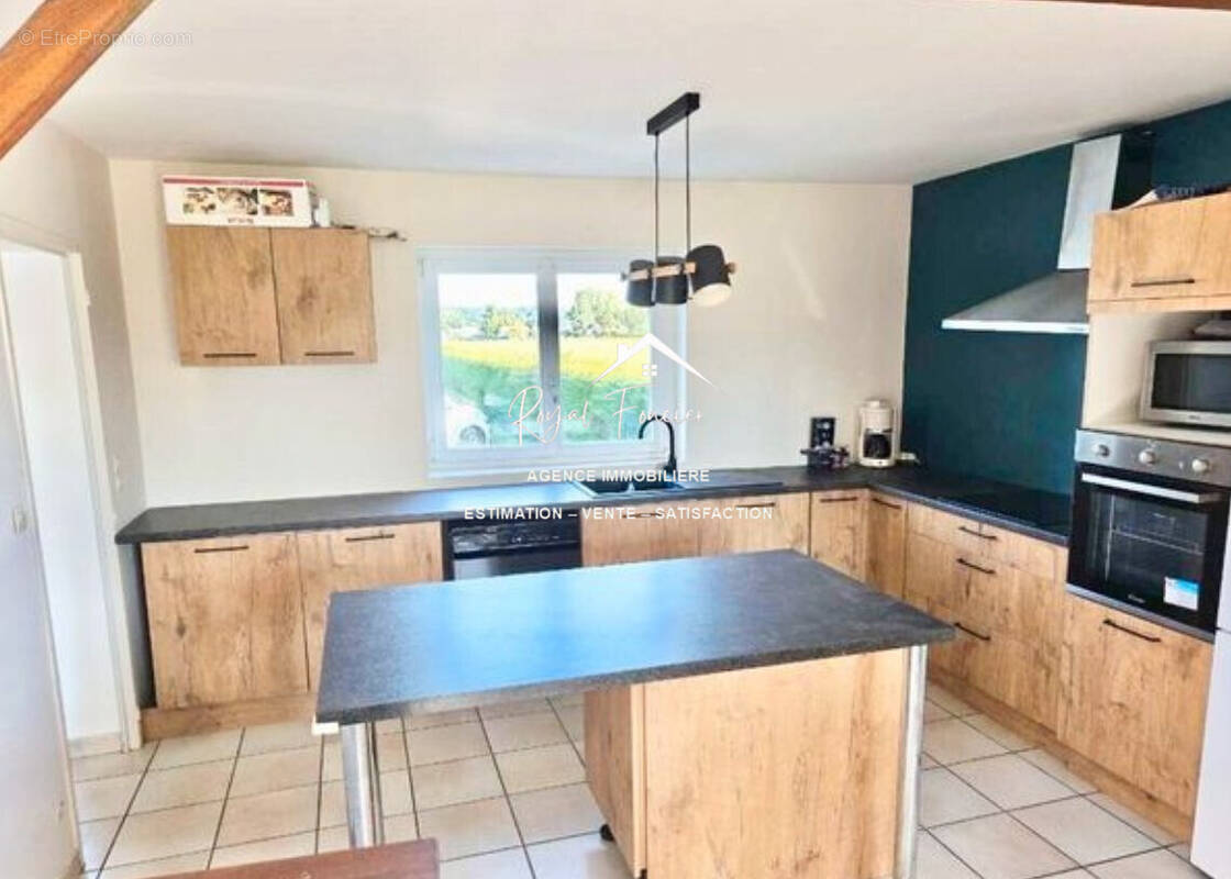 Cuisine A et E récente ouverte sur espace de vie  - Maison à NAINTRE