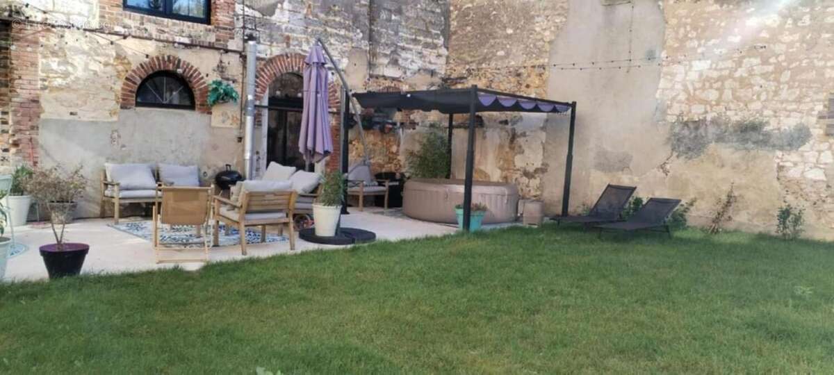 Maison à VILLENEUVE-L&#039;ARCHEVEQUE