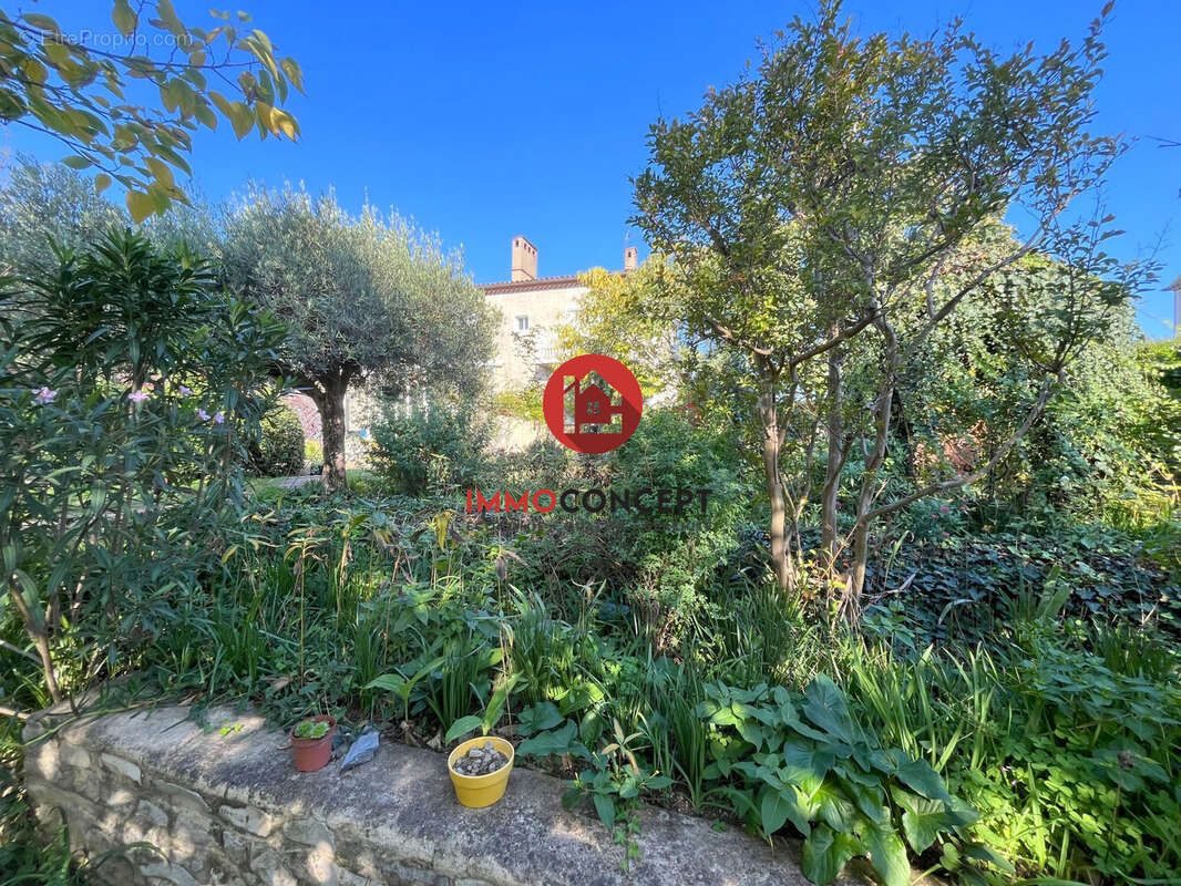 Maison à LAUDUN-L&#039;ARDOISE