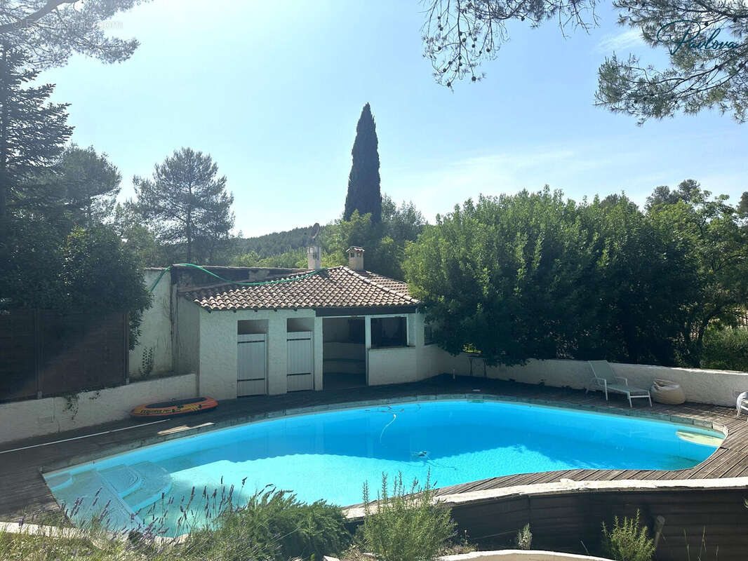 Maison à SAINT-CLEMENT-DE-RIVIERE