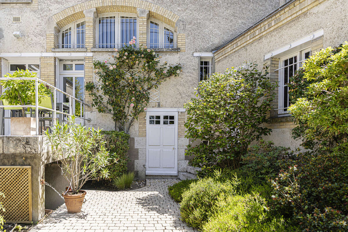 ORLEANS-DUNOIS- Elégante maison bourgeoise de 250m2 avec garage et jardin- - photo 4