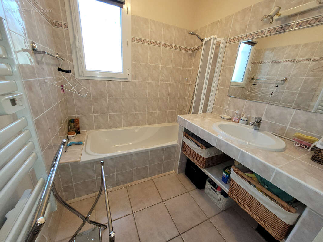 Salles d'Aude Villa T6 de 116 m2 de Plain-pied avec un garage de 30 m2, un atelier de 18 m2 et une piscine. - photo 12