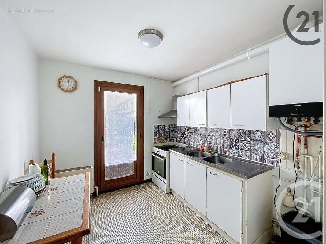 Maison à LA CHAPELLE-SAINT-LUC