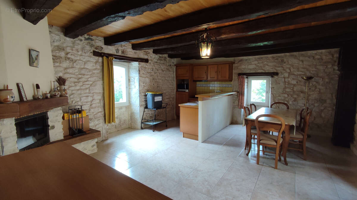 Maison à MONTAIGU-DE-QUERCY