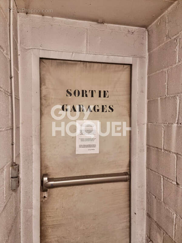 Parking à PARIS-18E