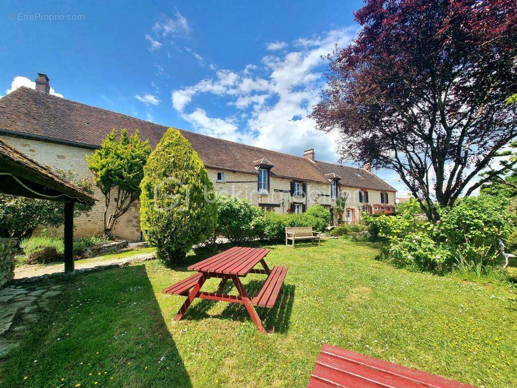 Propriété 14 pièces, 8 chambres, granges, cave et jardin - photo 23