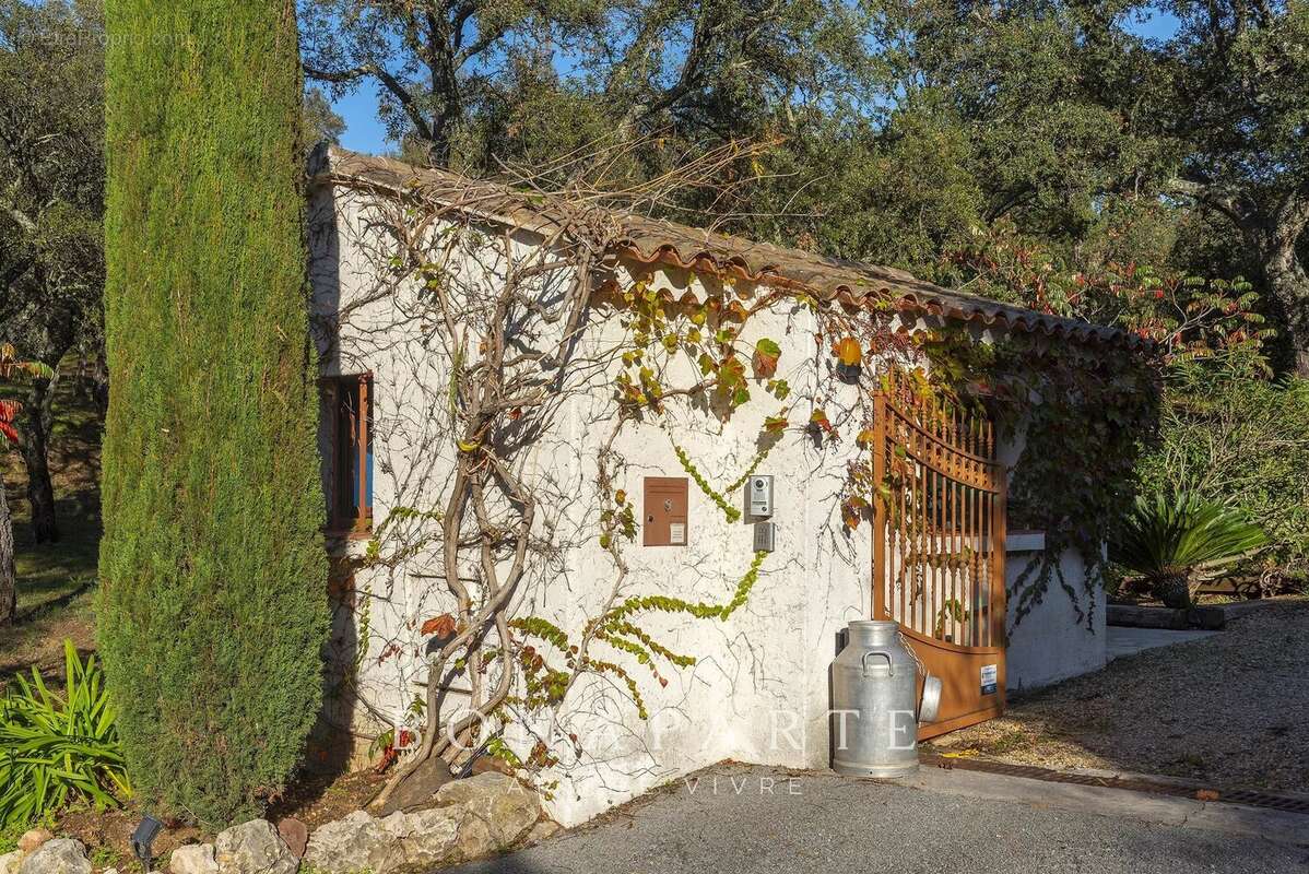 Superbe maison provençale de 155m² avec 4 chambres dont un t2 attenant - photo 17