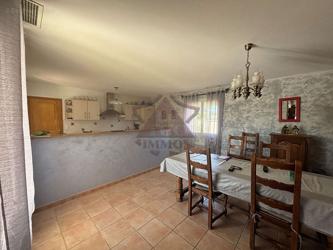 Maison à SAINT-JEAN-DE-MARUEJOLS-ET-AVEJAN