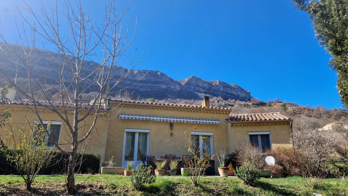 Drme Provencale Villa plein pied,3 chambres, garage, piscine couverte ,source 7000 m2, campagne. - photo 18