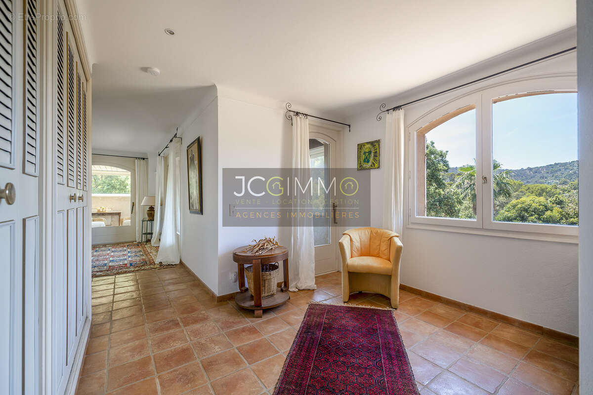 Élégante villa provençale de 194m2 habitables avec piscine à débordement sur 1694m2 de terrain. - photo 12