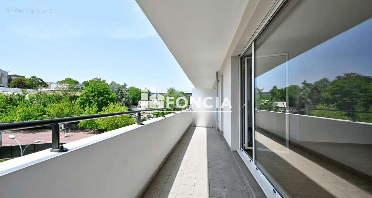 Appartement 2 pièces rénové avec terrasse de 10 m² et parking en sous-sol, dans une résidence sécurisée à 5 min du Tram 13 et pr - photo 2