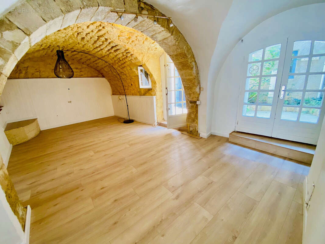 Villeneuve les Maguelone - Maison de village T3 de 65m2 plain-pied avec une cour de 20m2 une dependance, une c - photo 2