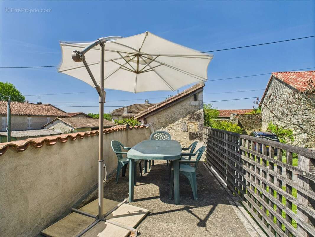 Jolie maison traditionnelle près d'un village populaire - photo 2