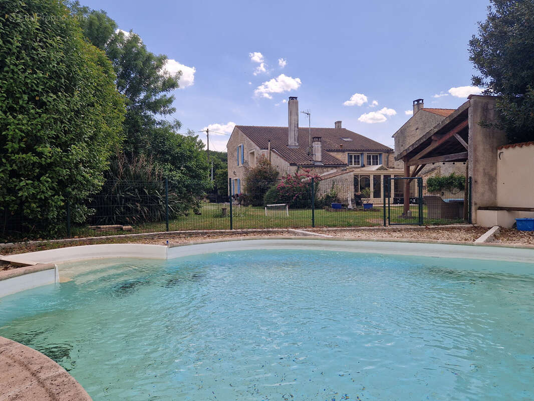 Maison à vendre 7 pièces proche de TONNAY BOUTONNE (17)- 198 m² habitables - jardin - piscine - garage - photo 8