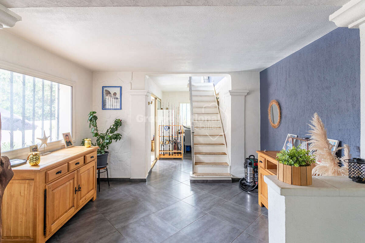 Villa familiale de 220 m² avec piscine et deux garages - photo 13