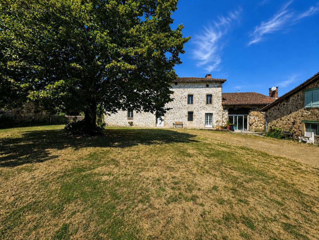 Maison 300 m² à Chabrac  - photo 5