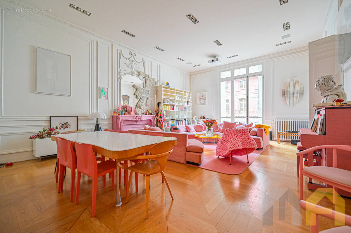 Appartement à PARIS-8E