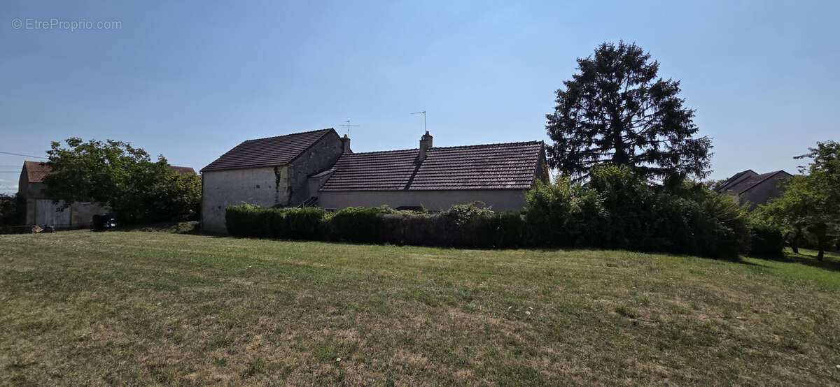 Ancienne ferme avec nombreuses dépendances et plus de 3 000 m2 de terrain - photo 26