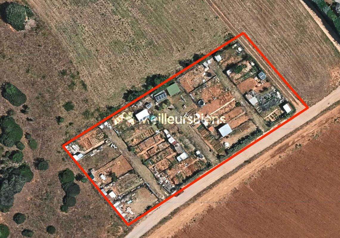 Terrain à VIC-LA-GARDIOLE