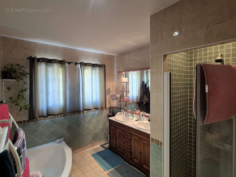 3,4 has, dépendance sécurisée de 320 m², maison plain-pied plus sous-sol, et vue dominante aux portes d'Agen - photo 17