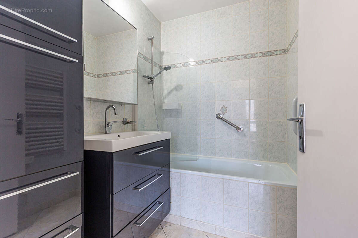Agence immobiliere laforet - "kaki" - co-exclusivite - annecy / cran-gevrier - appartement t5 traversant de 100,91 m² - loggia - - photo 8