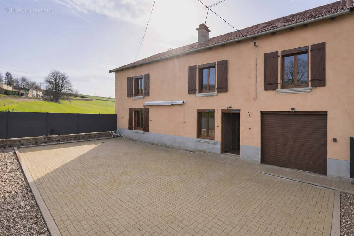 Maison de caractère   195 m2   4 grandes chambres   Terrain 2 096 m2   Vue forêt   Xertigny   219 900 € - photo 1