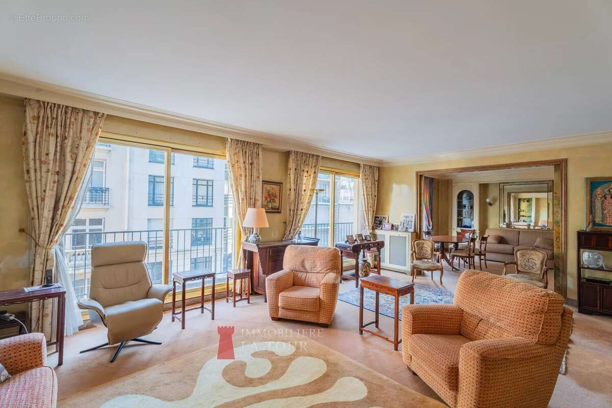Appartement à PARIS-16E