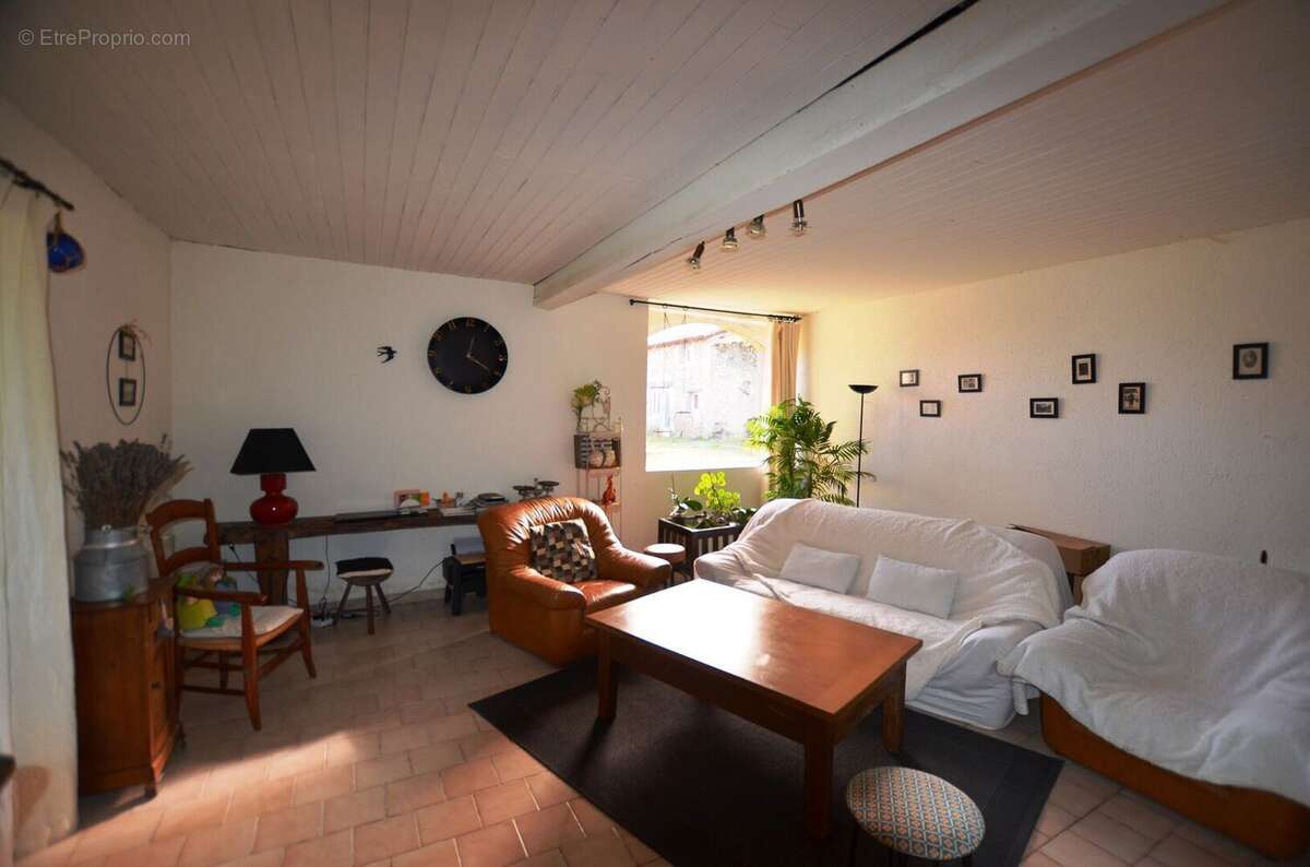 Salon 02 - Maison à ORDAN-LARROQUE