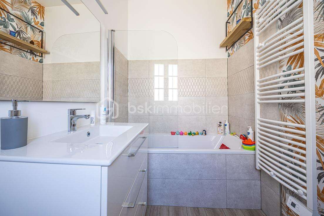 ***** Maison de caractère prête à vivre, rénovée énergétiquement, 2 chambres, joli jardin ***** - photo 5