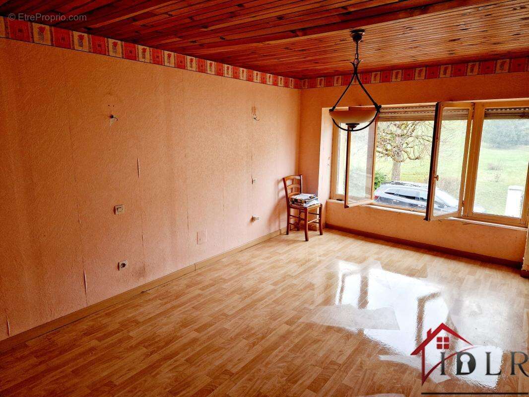 Maison à MONTIGNY-LES-CHERLIEU