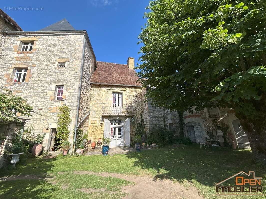 Maison à GOURDON