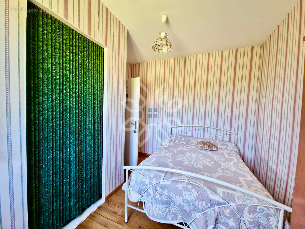 Maison à SAINTE-EUGENIE-DE-VILLENEUVE