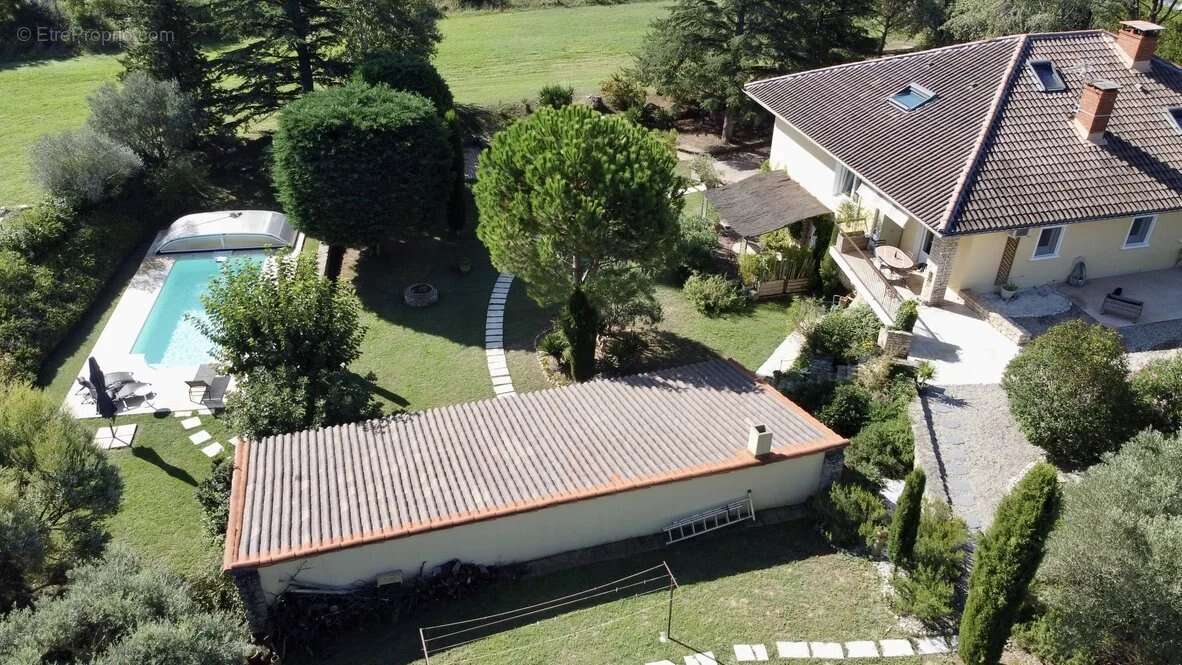 Maison à ENTRAIGUES-SUR-LA-SORGUE