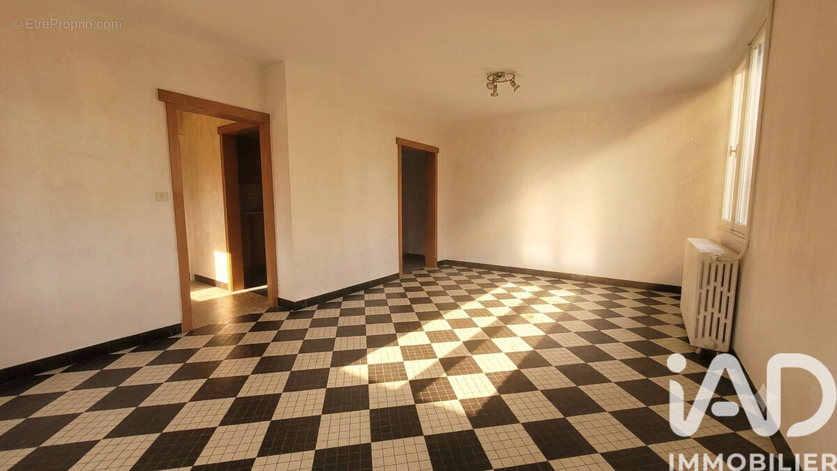 Maison 124 m² à Les Eglisottes-Et-Chalaures  - photo 6