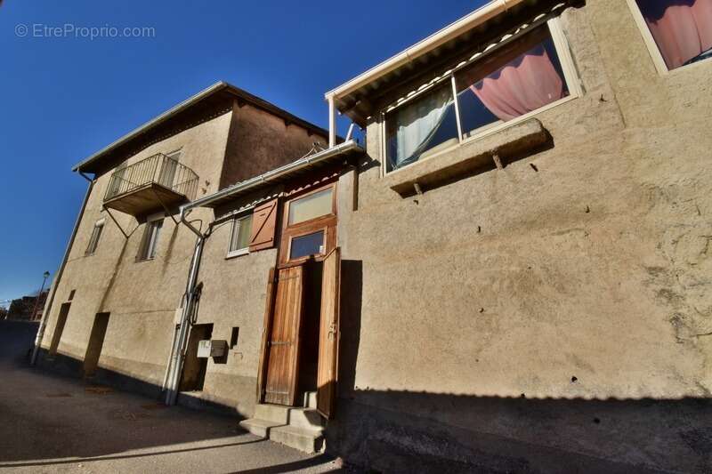 Maison de Village avec extérieur. VIAGER occupé 1 Tête. LA SAULCE (05) - photo 2