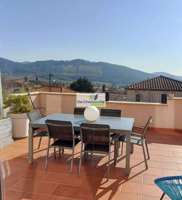 PIERREFEU  DU VAR - Maison de ville  5 pièces avec terrasse de 50m2 - photo 2