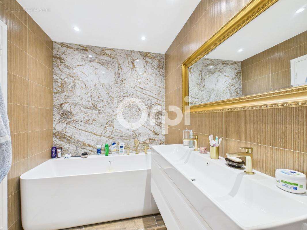 Appartement à MANDELIEU-LA-NAPOULE