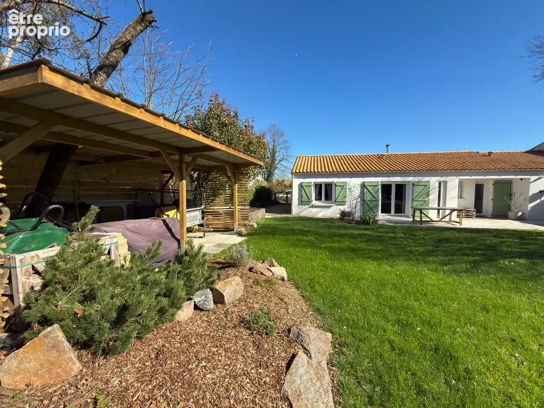 Carport - Maison à LE POIRE-SUR-VIE